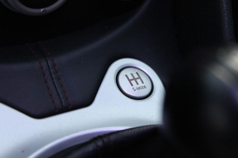 Nissan 370Z Vehicle Full-screen Gallery Image 08