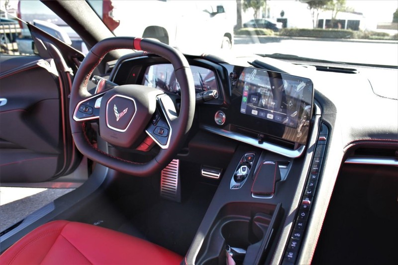 Chevrolet Corvette Vehicle Full-screen Gallery Image 11