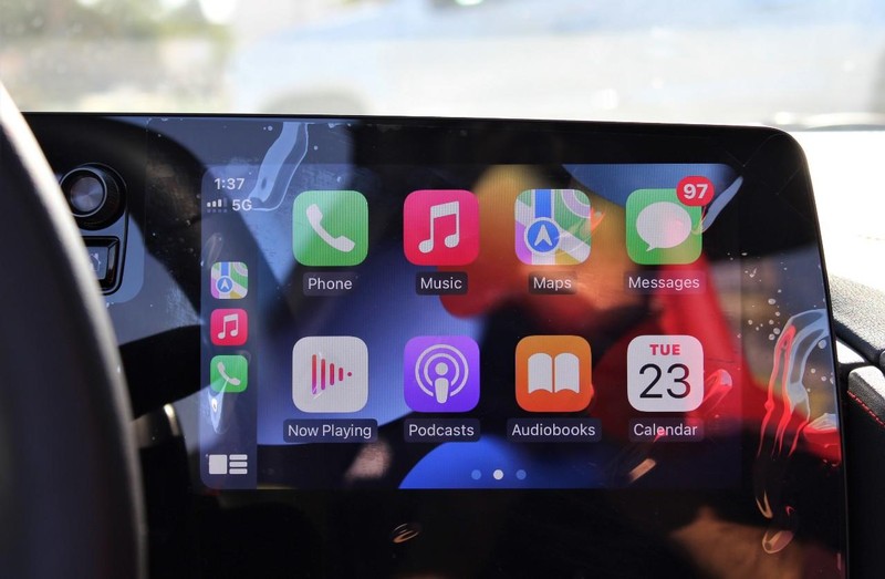 Chevrolet Corvette Vehicle Full-screen Gallery Image 17