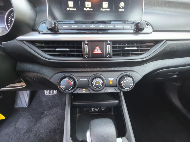 Kia Forte Vehicle Full-screen Gallery Image 09