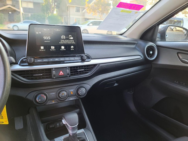 Kia Forte Vehicle Full-screen Gallery Image 15