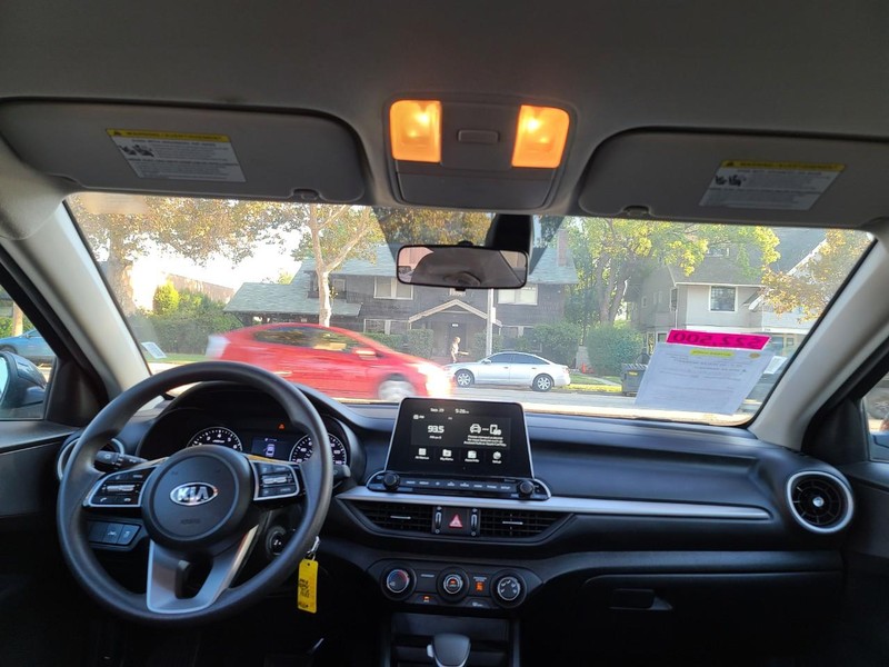 Kia Forte Vehicle Full-screen Gallery Image 18