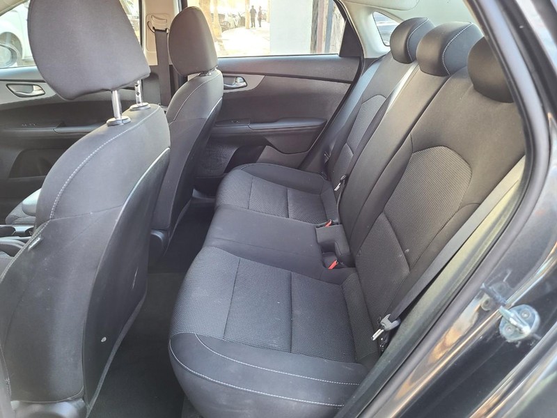 Kia Forte Vehicle Full-screen Gallery Image 25