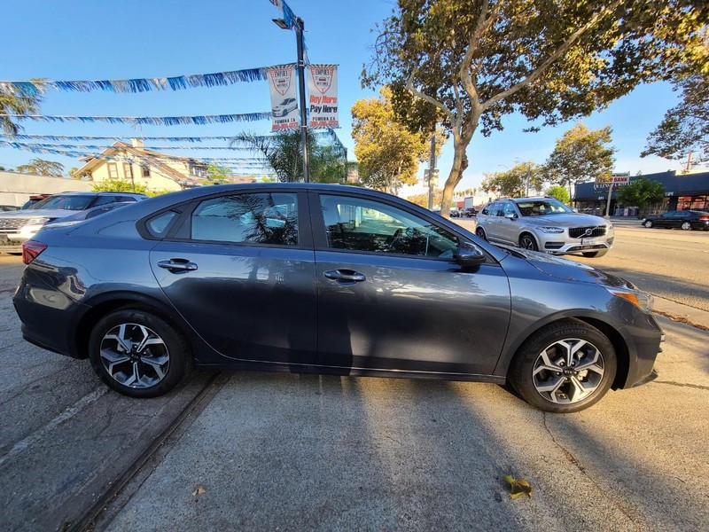 Kia Forte Vehicle Full-screen Gallery Image 29