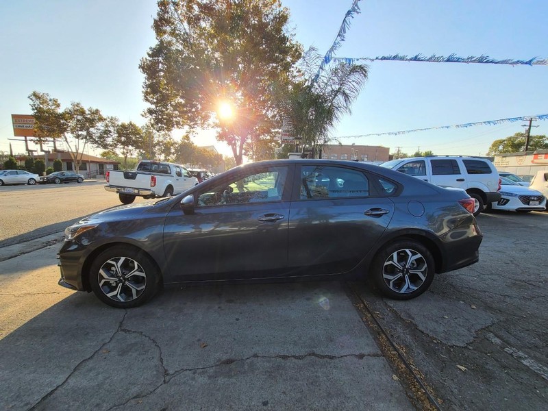 Kia Forte Vehicle Full-screen Gallery Image 34