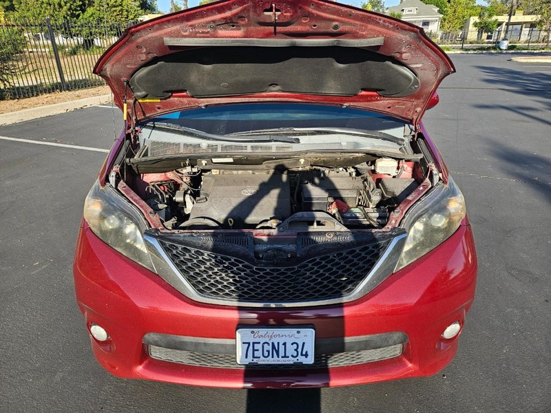 Toyota Sienna Vehicle Full-screen Gallery Image 21