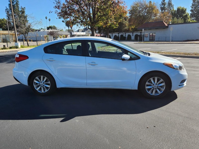 Kia Forte Vehicle Full-screen Gallery Image 05