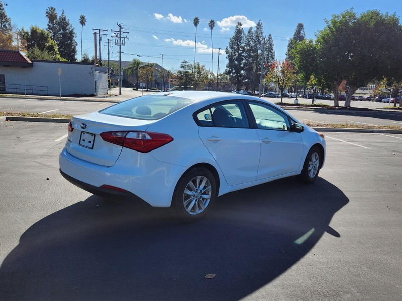 Kia Forte Vehicle Full-screen Gallery Image 06