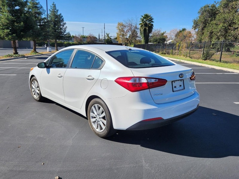 Kia Forte Vehicle Full-screen Gallery Image 07