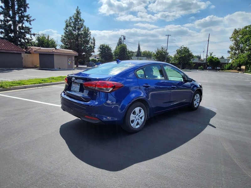 Kia Forte Vehicle Full-screen Gallery Image 03