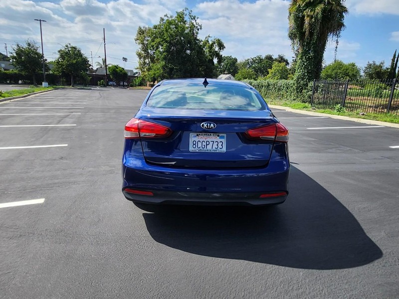 Kia Forte Vehicle Full-screen Gallery Image 04