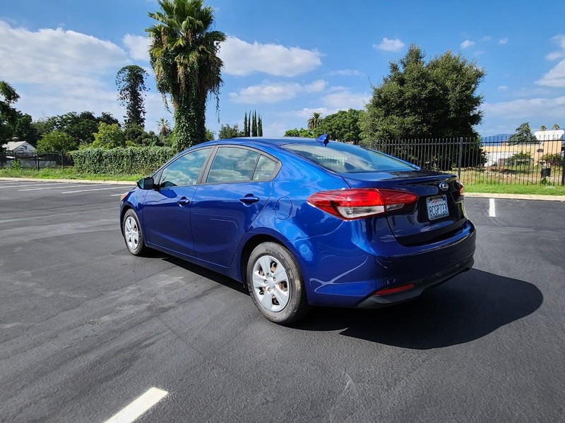 Kia Forte Vehicle Full-screen Gallery Image 05