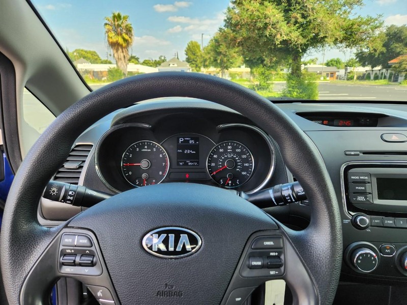 Kia Forte Vehicle Full-screen Gallery Image 06