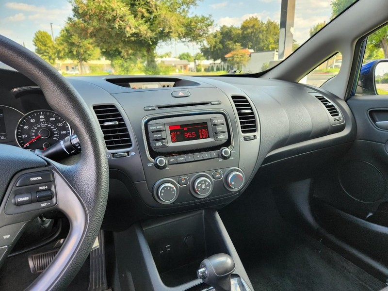 Kia Forte Vehicle Full-screen Gallery Image 08