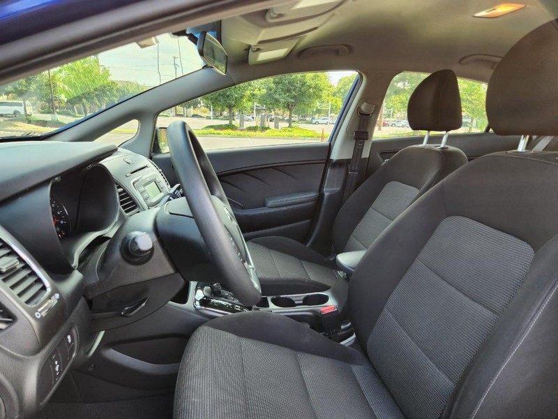 Kia Forte Vehicle Full-screen Gallery Image 09