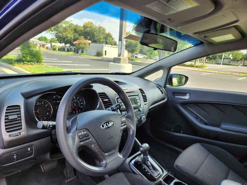 Kia Forte Vehicle Full-screen Gallery Image 10