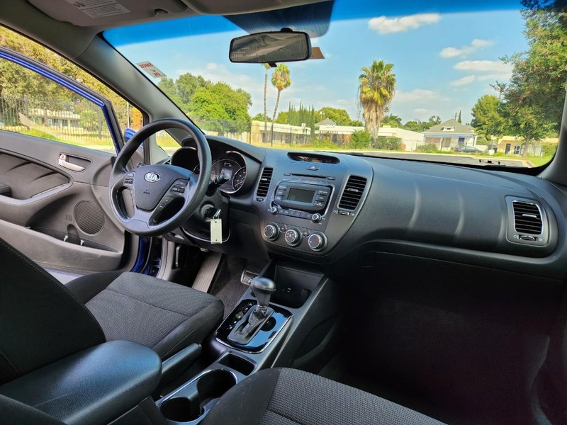 Kia Forte Vehicle Full-screen Gallery Image 14