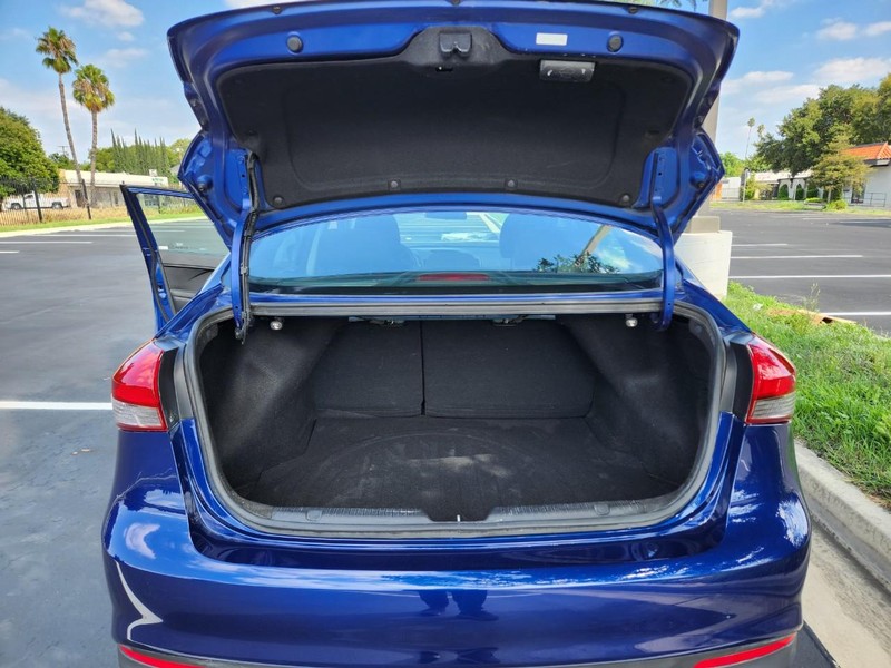 Kia Forte Vehicle Full-screen Gallery Image 15