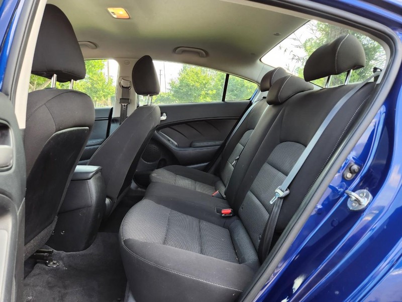 Kia Forte Vehicle Full-screen Gallery Image 16