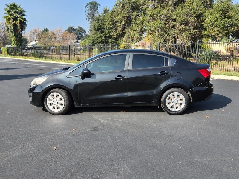 Kia Rio Vehicle Full-screen Gallery Image 02