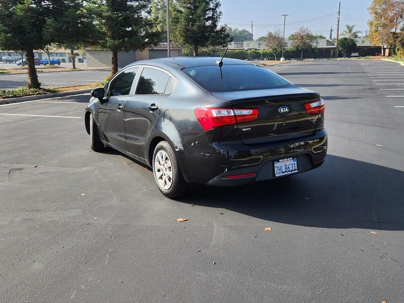 Kia Rio Vehicle Full-screen Gallery Image 03