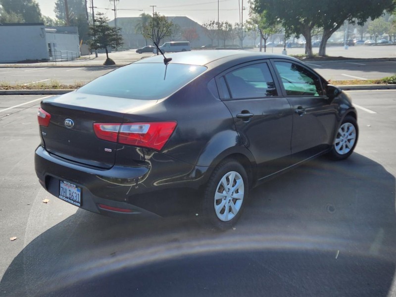 Kia Rio Vehicle Full-screen Gallery Image 05