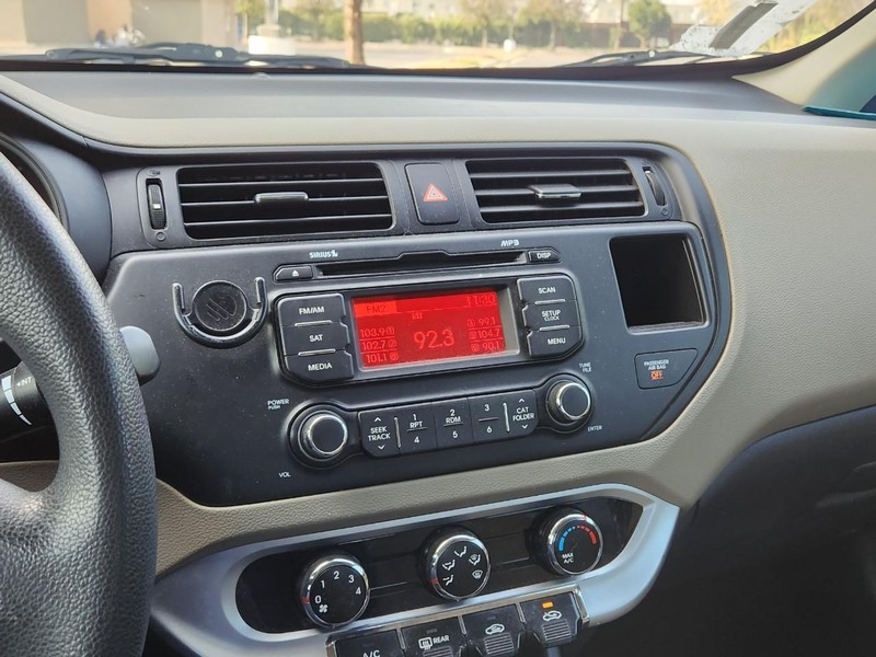 Kia Rio Vehicle Full-screen Gallery Image 09