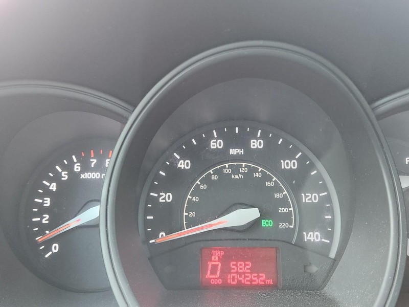 Kia Rio Vehicle Full-screen Gallery Image 10