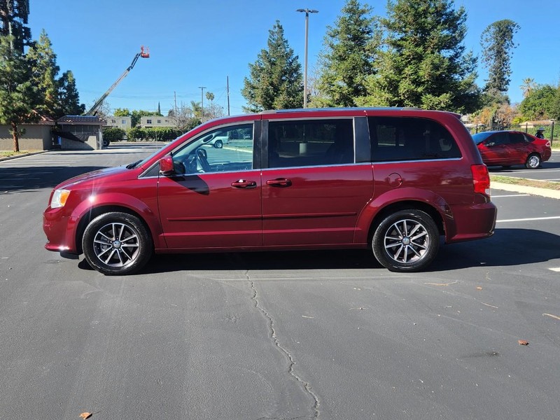 Dodge Grand Caravan Vehicle Full-screen Gallery Image 03
