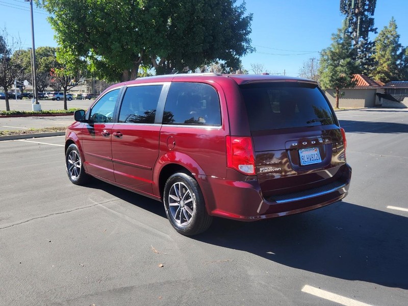 Dodge Grand Caravan Vehicle Full-screen Gallery Image 04
