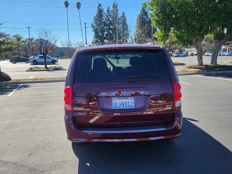 Dodge Grand Caravan Vehicle Full-screen Gallery Image 05