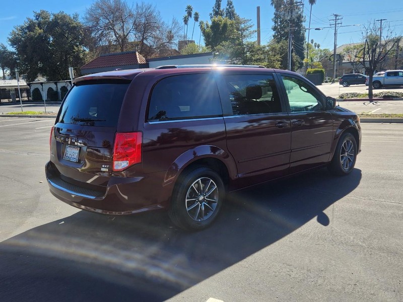 Dodge Grand Caravan Vehicle Full-screen Gallery Image 06