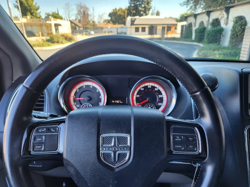 Dodge Grand Caravan Vehicle Full-screen Gallery Image 11