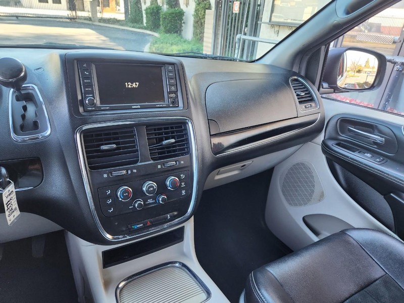 Dodge Grand Caravan Vehicle Full-screen Gallery Image 12