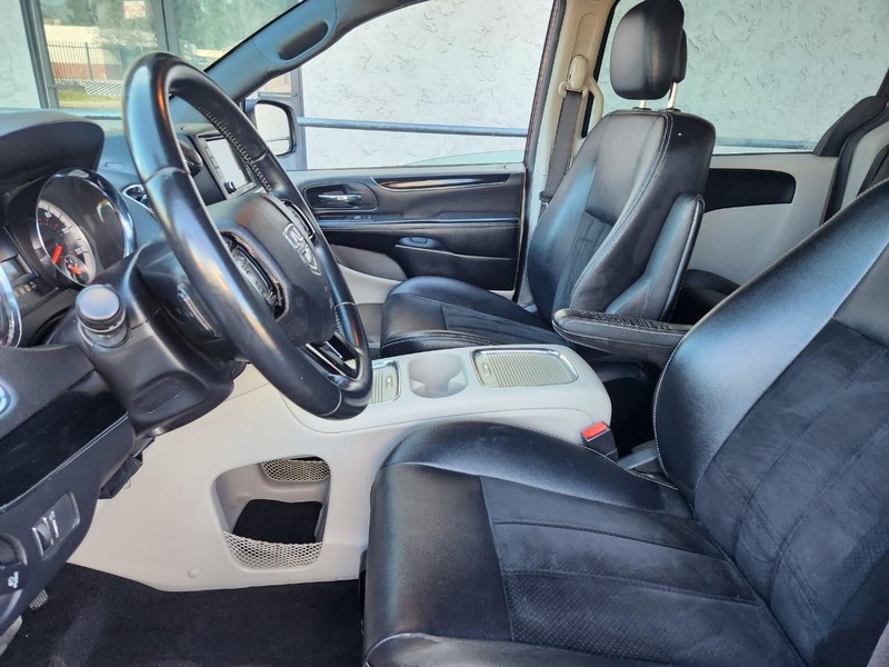 Dodge Grand Caravan Vehicle Full-screen Gallery Image 13