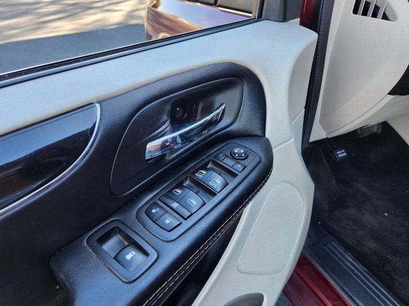 Dodge Grand Caravan Vehicle Full-screen Gallery Image 14