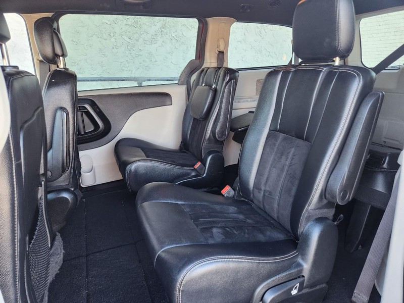 Dodge Grand Caravan Vehicle Full-screen Gallery Image 15