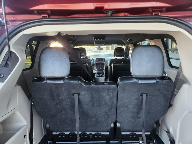 Dodge Grand Caravan Vehicle Full-screen Gallery Image 18