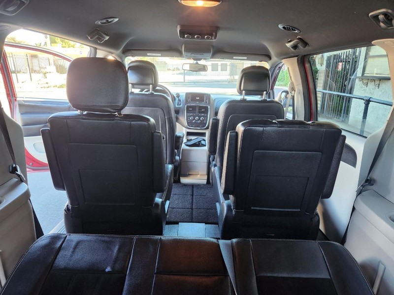 Dodge Grand Caravan Vehicle Full-screen Gallery Image 19