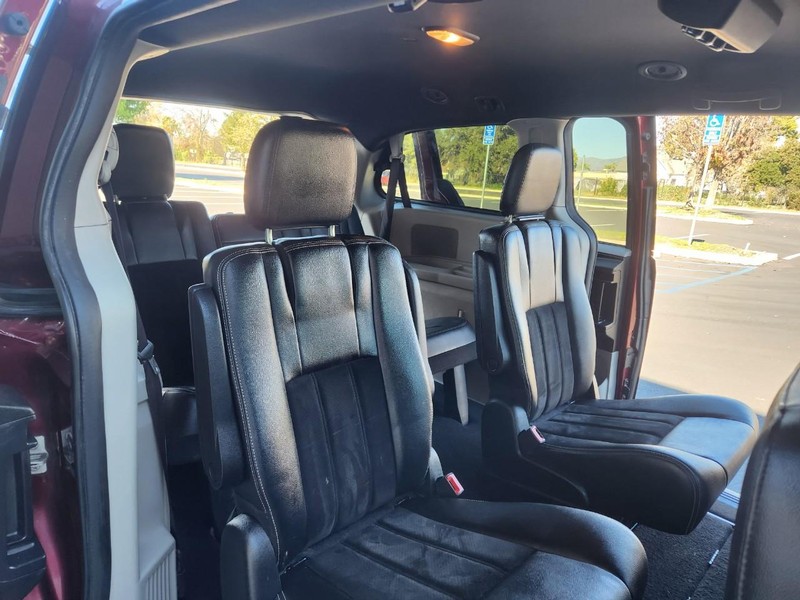 Dodge Grand Caravan Vehicle Full-screen Gallery Image 24