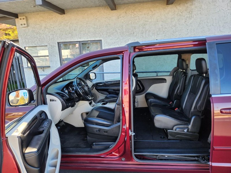 Dodge Grand Caravan Vehicle Full-screen Gallery Image 25