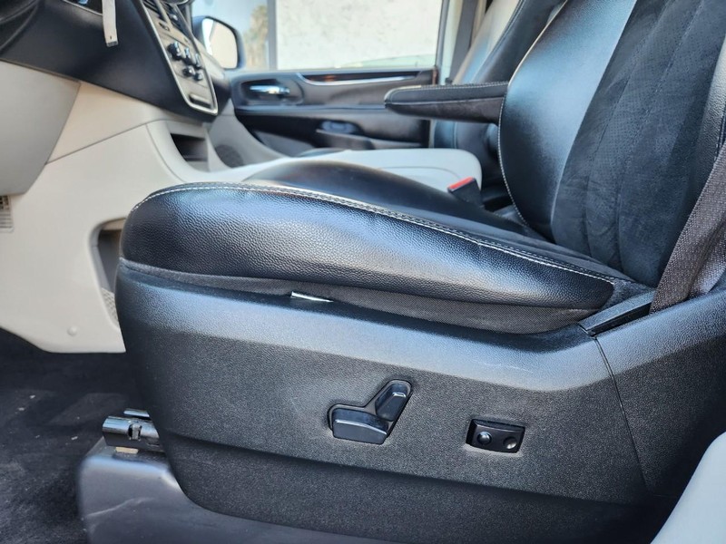 Dodge Grand Caravan Vehicle Full-screen Gallery Image 26