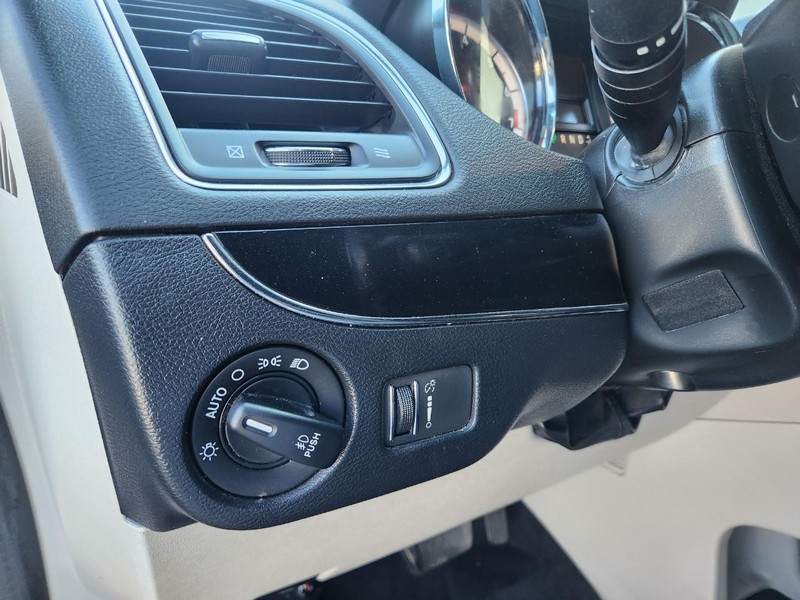 Dodge Grand Caravan Vehicle Full-screen Gallery Image 27