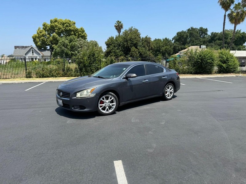 Nissan Maxima Vehicle Full-screen Gallery Image 01