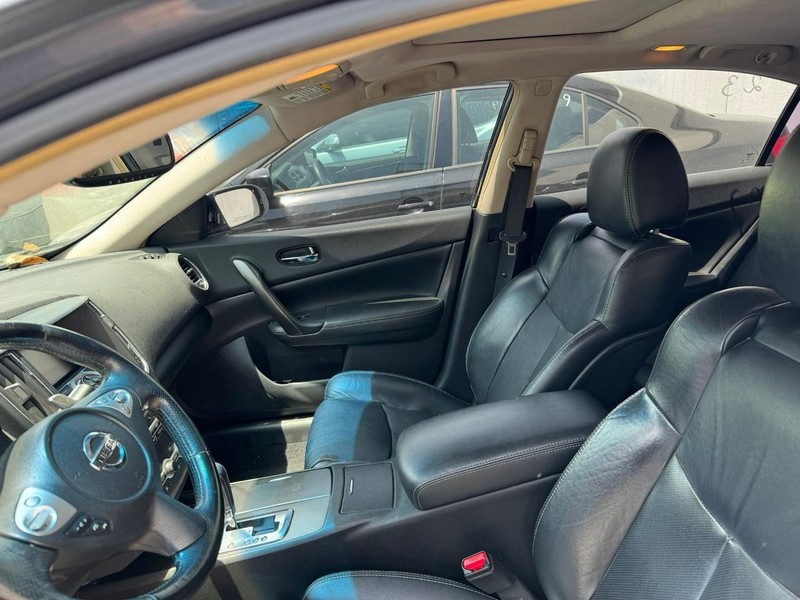 Nissan Maxima Vehicle Full-screen Gallery Image 03