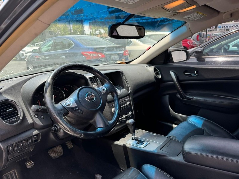 Nissan Maxima Vehicle Full-screen Gallery Image 04