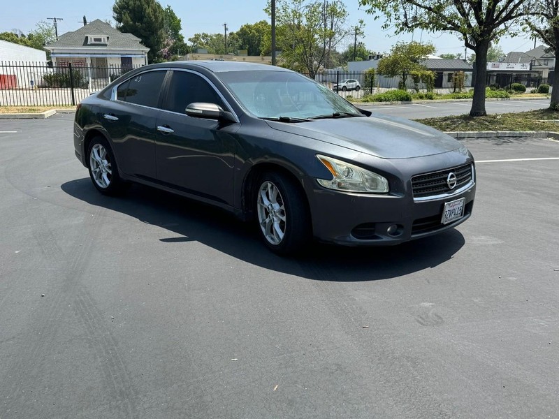 Nissan Maxima Vehicle Full-screen Gallery Image 05