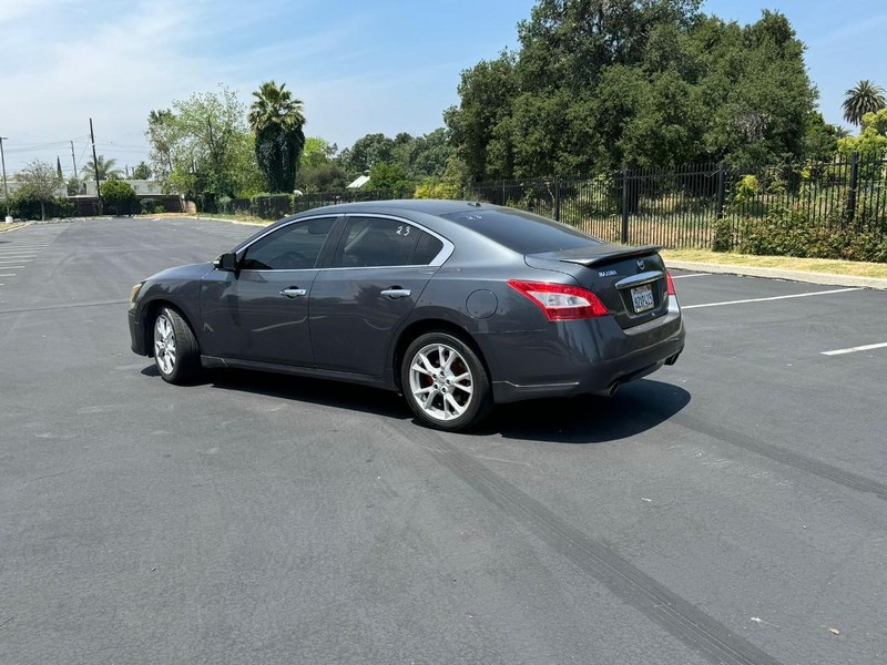 Nissan Maxima Vehicle Full-screen Gallery Image 06