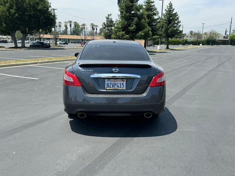 Nissan Maxima Vehicle Full-screen Gallery Image 07