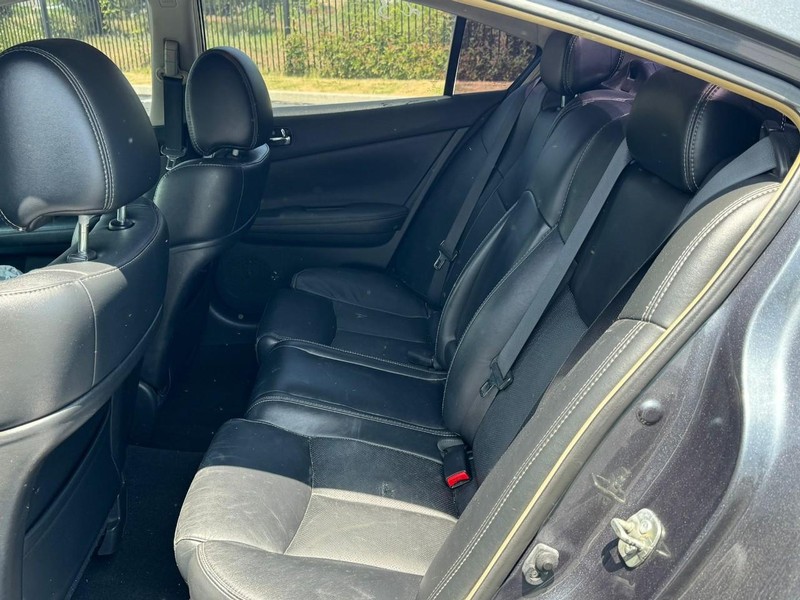 Nissan Maxima Vehicle Full-screen Gallery Image 08